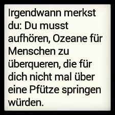 Und Am Strand Stehen Und Auf Den Freund Warten Der Den Ozean Für