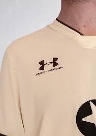 La camiseta local es principalmente marrón, como de costumbre, agregando vivos en cuello y puños con color crema, que tuvo prominencia por allá en 1998. St Pauli 2020 21 Under Armour Away Kit 20 21 Kits Football Shirt Blog
