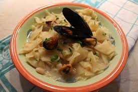 Unite le cozze con un po' del loro liquido, aggiungete i fagioli, mescolate delicatamente e fate servite le cozze con fagioli cosparse di prezzemolo tritato e condite con pepe e un filo d'olio a crudo. Maltagliati Cozze E Fagioli Donnepasticcione