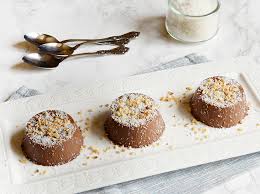 La base è una dacquoise alle mandorle, poi c'è una bavarese alla mandorla (ricetta di montersino lievemente modificata) e all'interno una ganache al. Ricetta Bavarese Al Cioccolato E Cocco Con Granella Di Nocciole Dolcidee