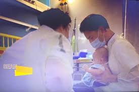 Crowdfunding om Adam (1) zelfstandig te helpen ademen: “Heb stem van mijn  kind nog nooit gehoord”