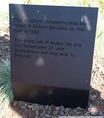 La Escultura En El Sitio De Captura De Nelson Mandela En Las Afueras De Howick Kwazulu Natal Fotografo De Destin Incarceration Cards Against Humanity Motion