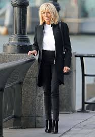 Titulaire d'une maîtrise de lettres et du capes de lettres classiques. Brigitte Macron Made One Change To Her Parisian Style In New York Chic Clothing Style New York Outfits Older Woman Outfit