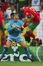 portugal 2 holland 1 in 2004 in lisbon cristiano ronaldo heads home on 26 minutes and the hosts lead 1 0 in the semi final at euro 2004 sepak bola