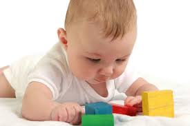 Nume de bebeluşi populare în 2015: Tendinţe surprinzătoare