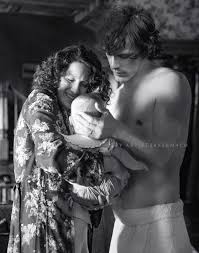 Morning Cuddles With Jamie Claire Brianna Jamie Fraser Outlander Outlander Jamie Fraser