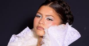Photo En tenues de créateur Zendaya effectue un marathon mode divin ...