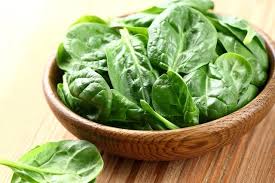 5 incríveis benefícios do espinafre (e tabela nutricional) - Tua Saúde