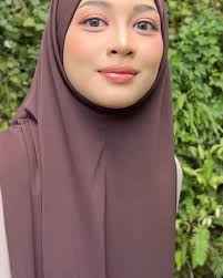 Tips Solat di luar. Senang dan Praktikal in frame: Narra Basic Zarra Basic  Yarra Skirt www.properhijab.com