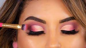 Usa un lápiz de ojos dorado o una sombra de ojos para agregar un toque de brillo a la esquina interior. Como Aplicar Sombras Tutorial De Maquillaje Para Ojos De Noche I Roccibella Youtube