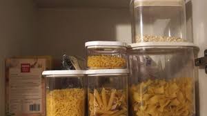 Die balkontür ist offen, die fenster sind offen und trotzdem hab ich immer mindestens 5 nervige fliegen, die ständig unterhalb der lampe im kreis fliegen. Lebensmittelmotten Loswerden Frag Mutti