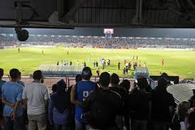 Whatsapp mengizinkan penggunanya untuk dapat membuat stiker sendiri seperti menggunakan foto pribadi maupun gambar kartun. Persela Vs Borneo Fc Pro Dan Kontra Keputusan Wasit Wawan Rapiko Halaman All Kompas Com