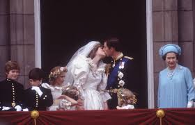 Juli 1981 findet die hochzeit statt, diana ist zwanzig jahre alt, ihr bräutigam prinz charles zwölf jahre älter. Queen Elizabeth Ii Stationen Ihres Lebens Brigitte De
