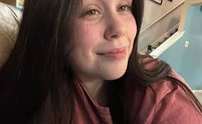 Can someone edit out extra people in this photo?