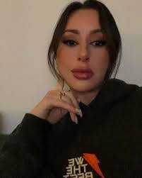 Nicole Perri's Instagram, Twitter & Facebook