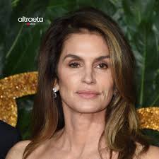 🎉 Buon compleanno Cindy Crawford! 🎉 Oggi la splendida Cindy Crawford  compie 59 anni, e continua a essere un'icona di bellezza, eleganza e  fascino senza tempo. Con il suo stile inconfondibile e