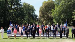 Deconfinement En France Une Photo De Famille Distanciee Pour Le Nouveau Gouvernement Francais