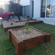 Simple Front Yard Landscaping Houzz It's natural to want to make your front yard landscaping beautiful and inviting, while also designing your lawn and garden to showcase your home's style and architectural features.