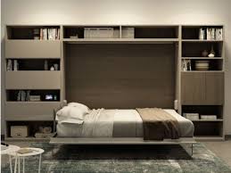I nostri letti matrimoniali a scomparsa sono pensati per essere belli, completamente celati all'interno del mobile oppure con moderne struttura a vista, e contemporaneamente funzionali, dal semplice letto nell'armadio ai letti con scrivania, passando per letti a scomparsa con divano che sono veri e. Letto Matrimoniale Gemini A Ribalta Orizzontale Cameretteweb