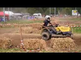 Courses de tracteurs tondeuses à pouillac 2018 [+ crash. Molac La Course Des Tracteurs Tondeuses Captive La Foule Youtube
