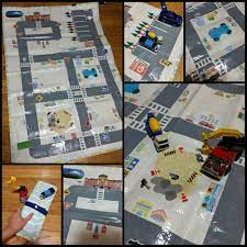 トミカにハマリ中の息子に手作り道路 レジャーシートの裏で持ち運び可 トミカ 道路マット 100均万歳 張り切る母ちゃん 息子love 夜な夜な作業 喜ぶ顔が見たい 手作りおもちゃ 保育園 手作りおもちゃ 手作り おもちゃ 車