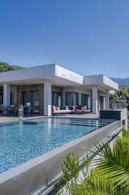 Elle fait corps avec la bâtisse principale tout en bénéficiant de son accès leur demeure est une escale magnifique où jeter l'ancre dans le cap corse avec tout le charme d'une maison de caractère située dans un écrin de verdure. Villas De Luxe A Louer Propriano Domaine De Cipiniello Chambres D Hotes Corse Corse Du Sud Porto Vecchio Villa De Luxe Maison De Luxe Location Chambre