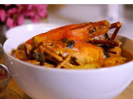 Boleh dikatakan penyediaan mee kari ni agak remeh sebab bahannya memang banyak, termasuk bahan untuk hiasan atau taburan dia atas hidangan, tapi itulah yang menariknya tentang mee kari. Sedap Wei Mi Kari Udang Galah Kilafairy Masak Sama Mamanya Ni