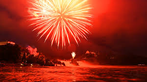 Daher erstellt feuerwerk11 eine liste von orten in der schweiz wo sie der rheinfall bietet ein grossartiges spektakel, denn dieser wird prachtvoll beleuchtet. Welt Deutschland Schaffhausen Feuerwerk Am Rheinfall In Schaffhausen