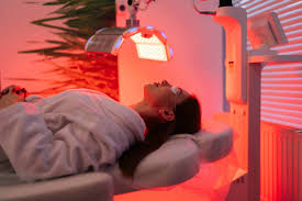 Terapia de luz vermelha promete diminuir acne. Funciona?