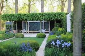 Designers From Around The World Bring Their A Game To London S Annual Chelsea Flower Show But Eve Contemporary Garden Design Contemporary Garden Garden Design