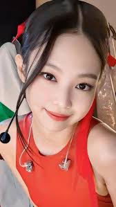 Jennie from Blackpink attends 2ne1 concert in Paris