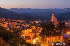 Lanusei ist eine stadt in der provinz ogliastra auf sardinien mit dem gemeindecode 105010. Fototapete Bergstadt Lanusei Sardinien Italien In Der Nacht Pixers Wir Leben Um Zu Verandern