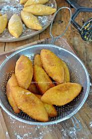 Cek mek molek atau lebih dikenali sebagai cek mek merupakan sejenis kuih tradisional yang amat terkenal di kelantan dan terengganu. Kuih Tradisi Cek Mek Molek Qasey Honey