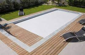 Grâce à son automatisation, le volet roulant de piscine immergé ne met que 3 petites minutes à se dérouler ou s'enrouler. Prix Volet Roulant Piscine Cout Moyen Tarif Pose Guide Aout 2021