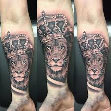 Dafür werden sie aber auch niemals out. Tattoo Konig Der Lowen Realistische 3d Tatowierung In Schwarz Und Grau Lowe Mit Grosser Krone Tattoo Ideen Manner Arm Lowin Tattoo Tattoo Ideen