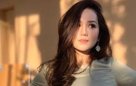 Ini kisah cinta hatiku seorang jururawat senyuman manis wajah ayu dan menawan. Biodata Sophia Albarakbah Pelakon Filem Miimaland Oh Hiburan