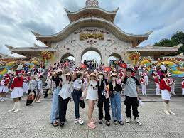 Tourists jostle to celebrate September 2nd in Ho Chi Minh City - Vietnam.vn