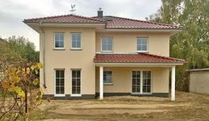 Dann haben wir die perfekte lösung, wie sie das mediterrane ambiente ihrer letzten italien reise mit nach hause nehmen können: Villa Im Toskanastil Mit Abgeflachten Schwellen Stadtvillen Birkenwerder