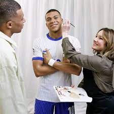 Kylian akiwa na Mbappé 😂 Mbappé akiwa na Sanamu lake, wamefanana sana aiseee 🙌 Phidolinfidery Reid FOLLOW US.