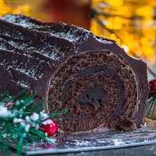 Recette De Buche De Noel Au Chocolat Coup De Pouce Christmas Food Desserts Cake Roll Recipes