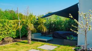 Urlaub Auf Der Terrasse Palmen Und Ein Aufrollbares Sonnensegel In 2020 Aufrollbare Sonnensegel Outdoor Dekorationen Sonnensegel