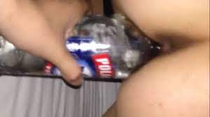 Une bouteille de Vodka dans la grosse chatte dune beurette | Balance Ta  Nude