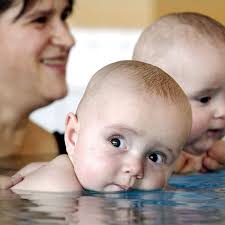 Ab wann ist euer baby alt genug. Kinder Vergleich Babyschwimmen Verbessert Koordinationsvermogen Der Spiegel