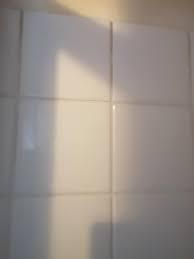 Dennoch sollten sie zuvor an einer stelle der tür testen, ob das mittel das material angreift oder nicht. Vergilbte Fliesen Und Fugen Wieder Strahlend Weiss Frag Mutti