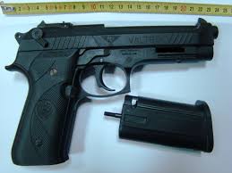 Pistoale Si Cartuse Percheziții La Persoane Bănuite Că Dețin Ilegal Arme și Muniții Infocs