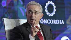 Matarife es una serie audiovisual de 50 capítulos que se emite todos los viernes a través de las redes sociales como twitter, youtube, facebook e instagram, y que cuenta investigaciones de varios de los procesos por presunta corrupción y paramilitarismo que tiene en su contra álvaro uribe y otros. Matarife Serie El Senador Alvaro Uribe Velez Pedira Rectificacion Al Creador De Matarife Judicial Caracol Radio