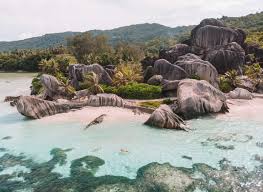 The tall granite, inner islands cluster mainly within the relatively shallow seychelles' plateau, 4° south of the equator and roughly 1800 km. Seychely