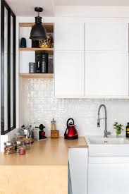 Un Appartement Parisien Renove Pour Un Couple Planete Deco A Homes World En 2020 Appartement Parisien Cuisine Blanche Et Bois Petit Stockage De Cuisine