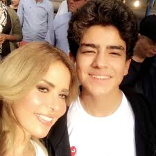 In 1991, trevi released her second album, tu ángel de la guarda (your guardian angel), which is widely regarded as one of her best. El Hijo De Gloria Trevi No Creia En El Coronavirus Y De Esta Peculiar Manera Su Mama Lo Convencio De Aislarse Famosos Univision