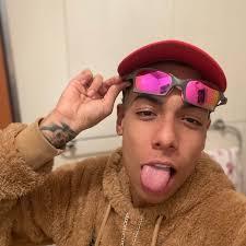 1) se nota que la intro es de dragon ball 2) borra tu mafufada